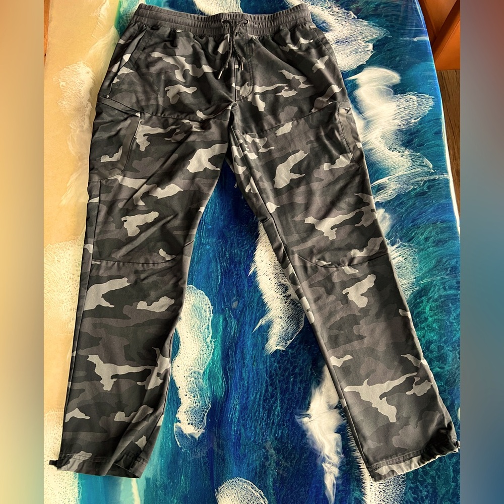 Men's Under Armour Blk/Gray Camouflage Jogger Pants XL multi pockets Like NEW